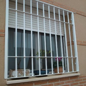 Reja Ventana 300x300 - Rejas
